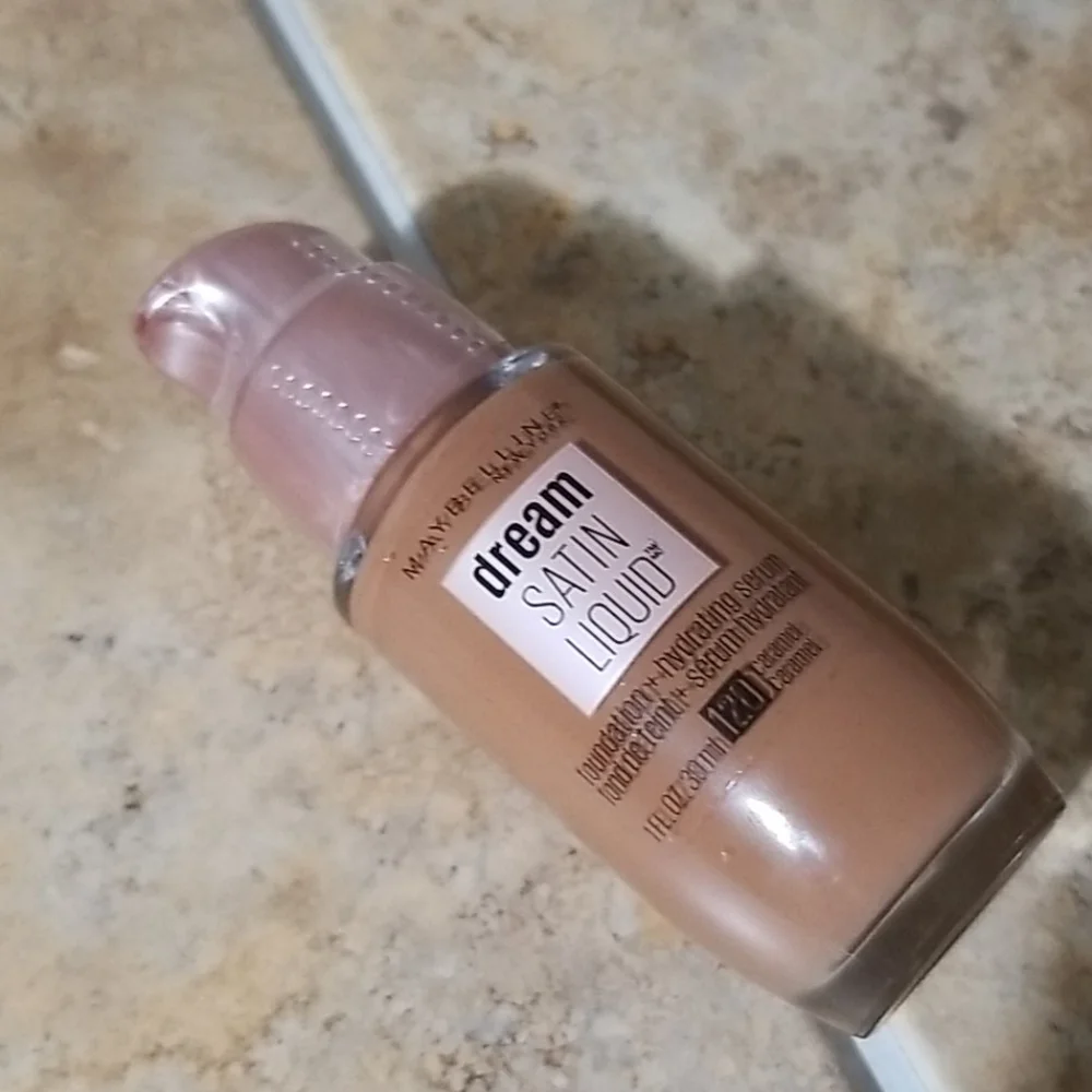 4/25 bundle item. Maybelline Liquid Foundation in Caramel